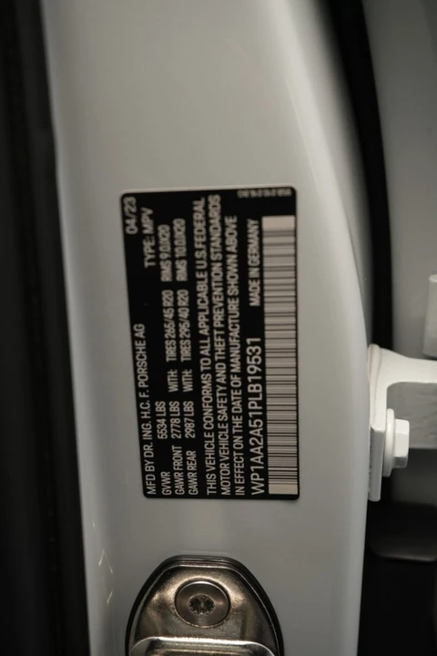 2023 Porsche Macan - Image 26 of 31
