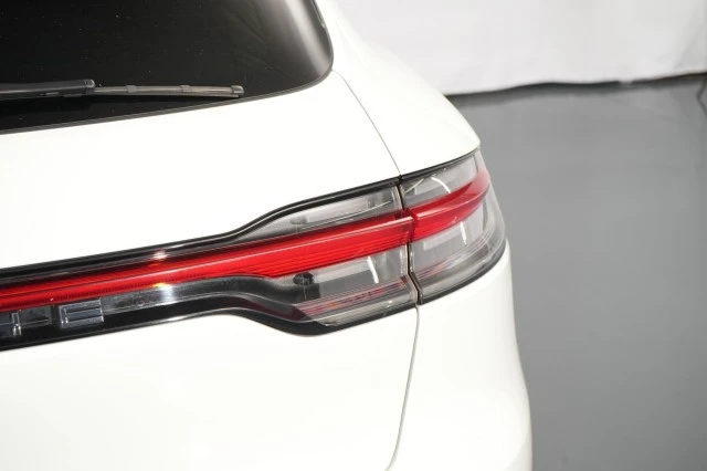 2023 Porsche Macan - Image 16 of 31