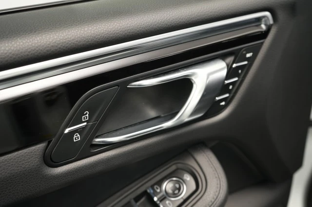2023 Porsche Macan - Image 30 of 31