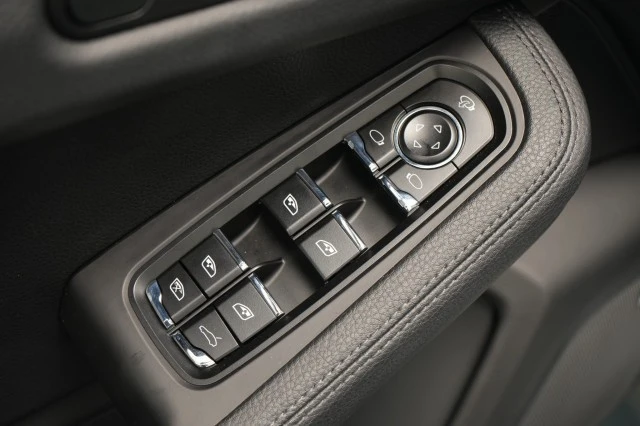 2023 Porsche Macan - Image 29 of 31