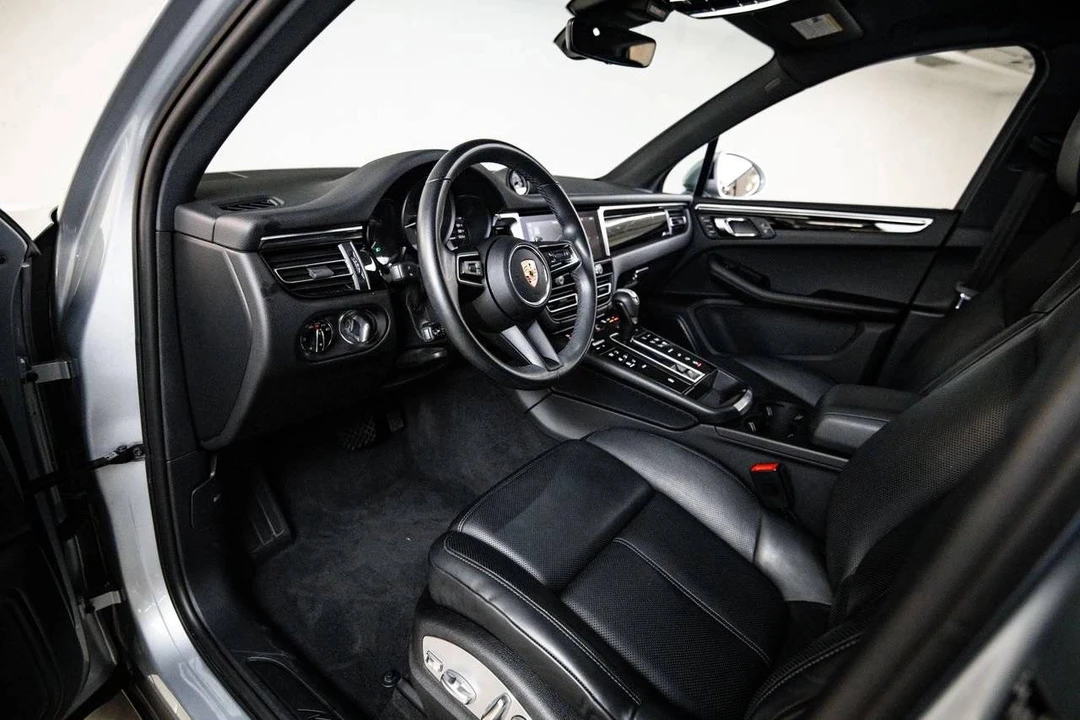 2023 Porsche Macan T - Image 4 of 5