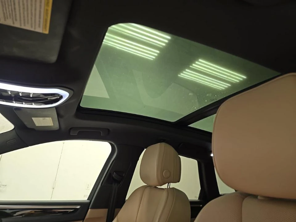 2023 Porsche Macan - Image 8 of 10