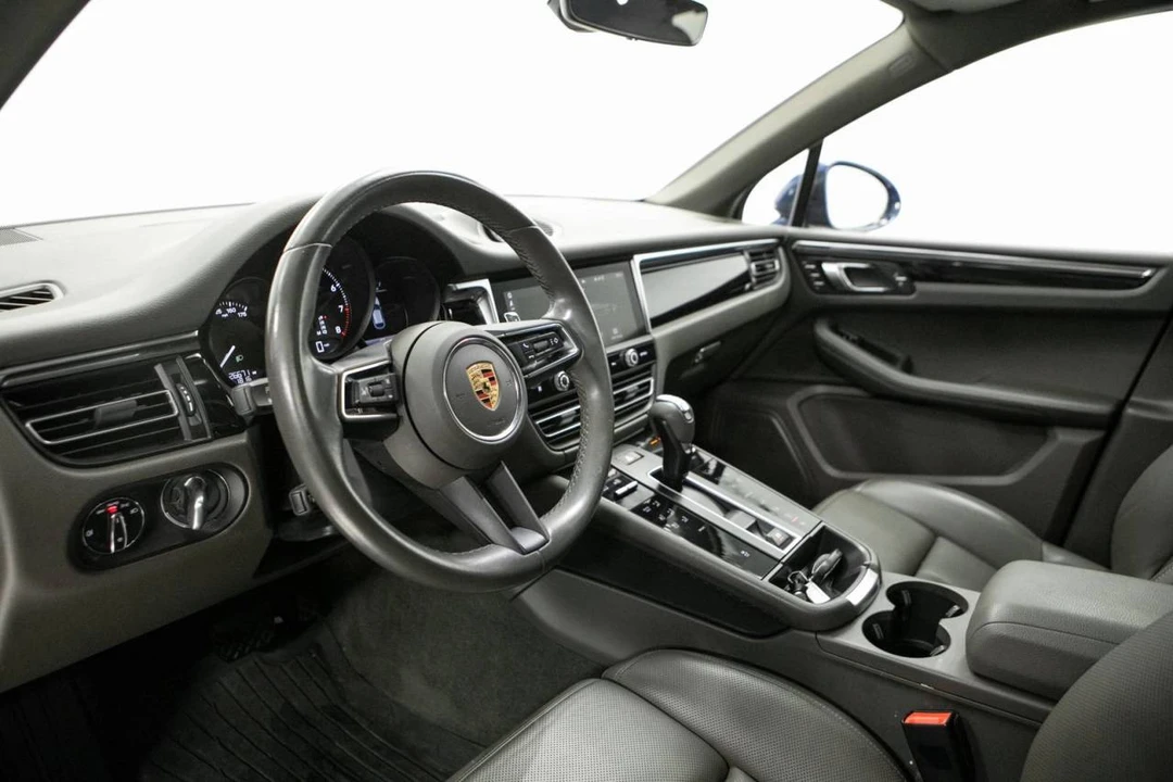 2023 Porsche Macan - Image 4 of 5
