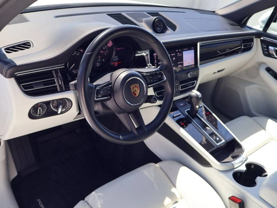 2023 Porsche Macan T - Image 4 of 5