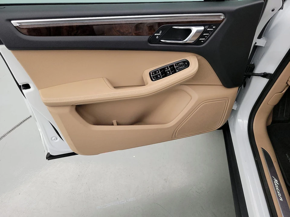 2023 Porsche Macan - Image 13 of 28