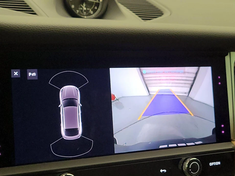 2023 Porsche Macan - Image 16 of 28