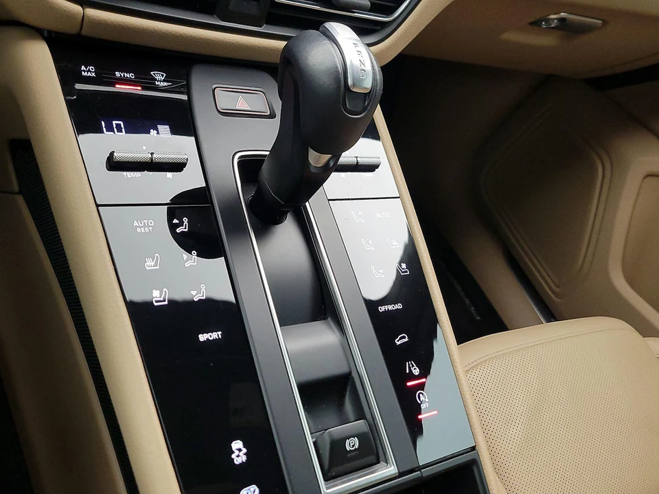 2023 Porsche Macan - Image 18 of 28