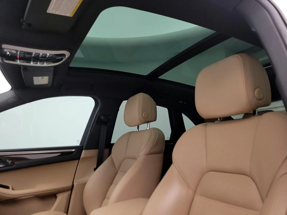 2023 Porsche Macan - Image 21 of 28