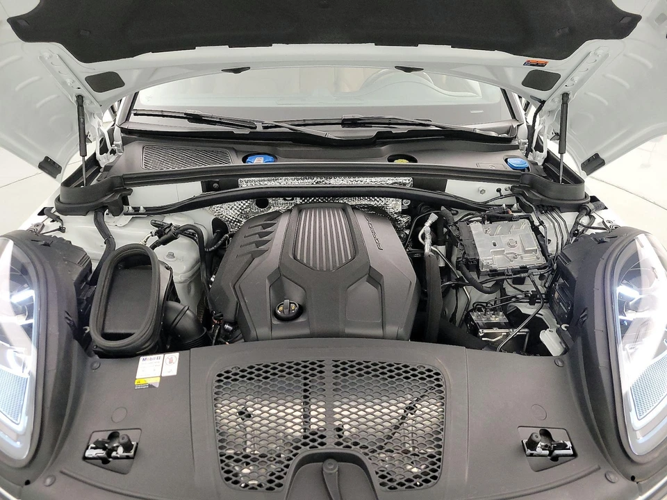 2023 Porsche Macan - Image 24 of 28