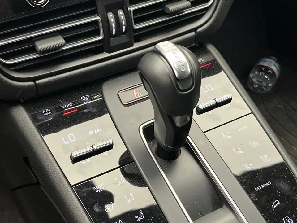 2023 Porsche Macan - Image 16 of 23