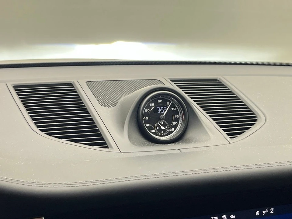 2023 Porsche Macan - Image 20 of 23