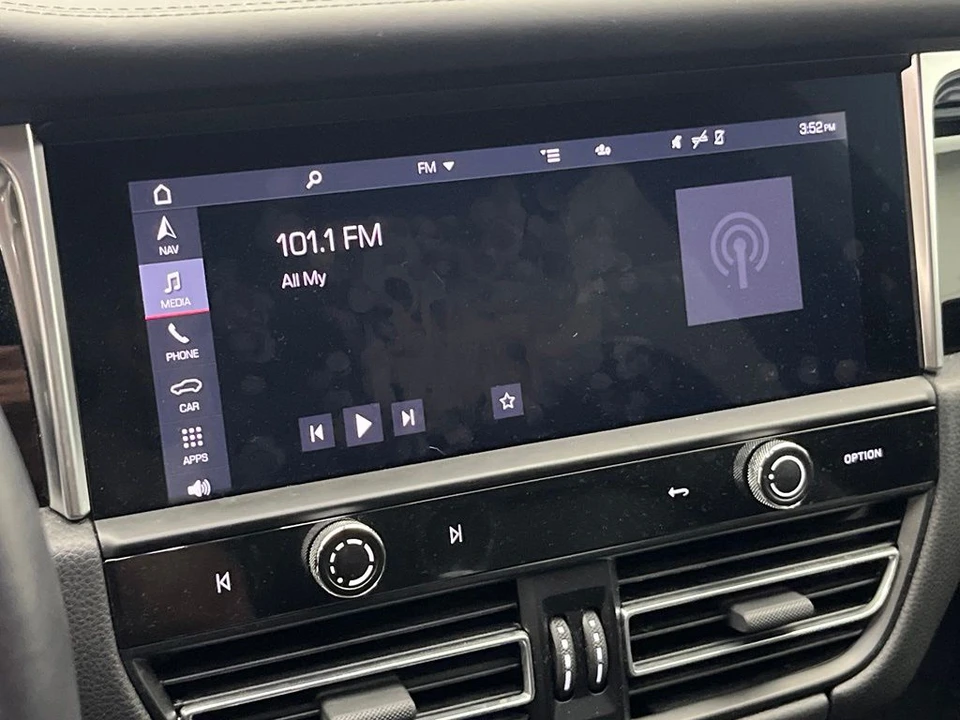 2023 Porsche Macan - Image 17 of 23