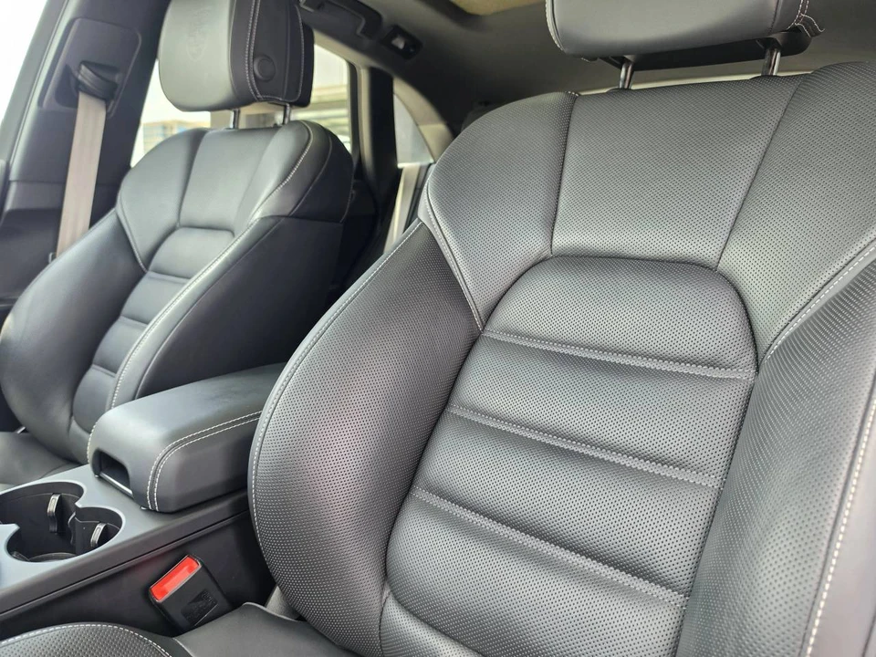 2023 Porsche Macan - Image 4 of 5