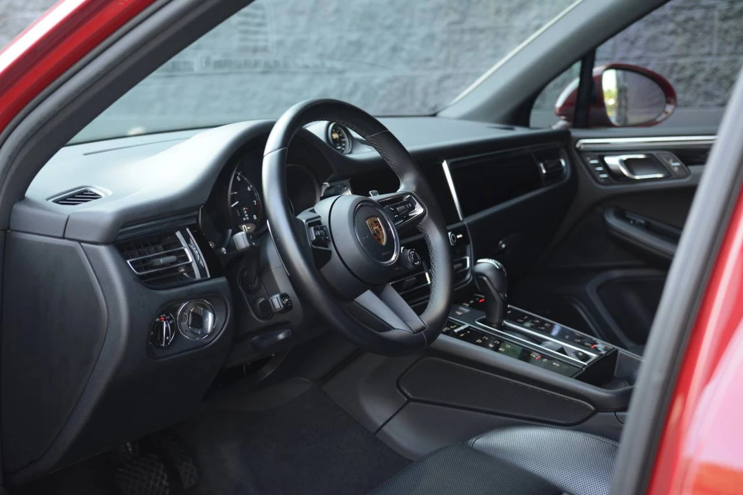 2023 Porsche Macan - Image 4 of 5