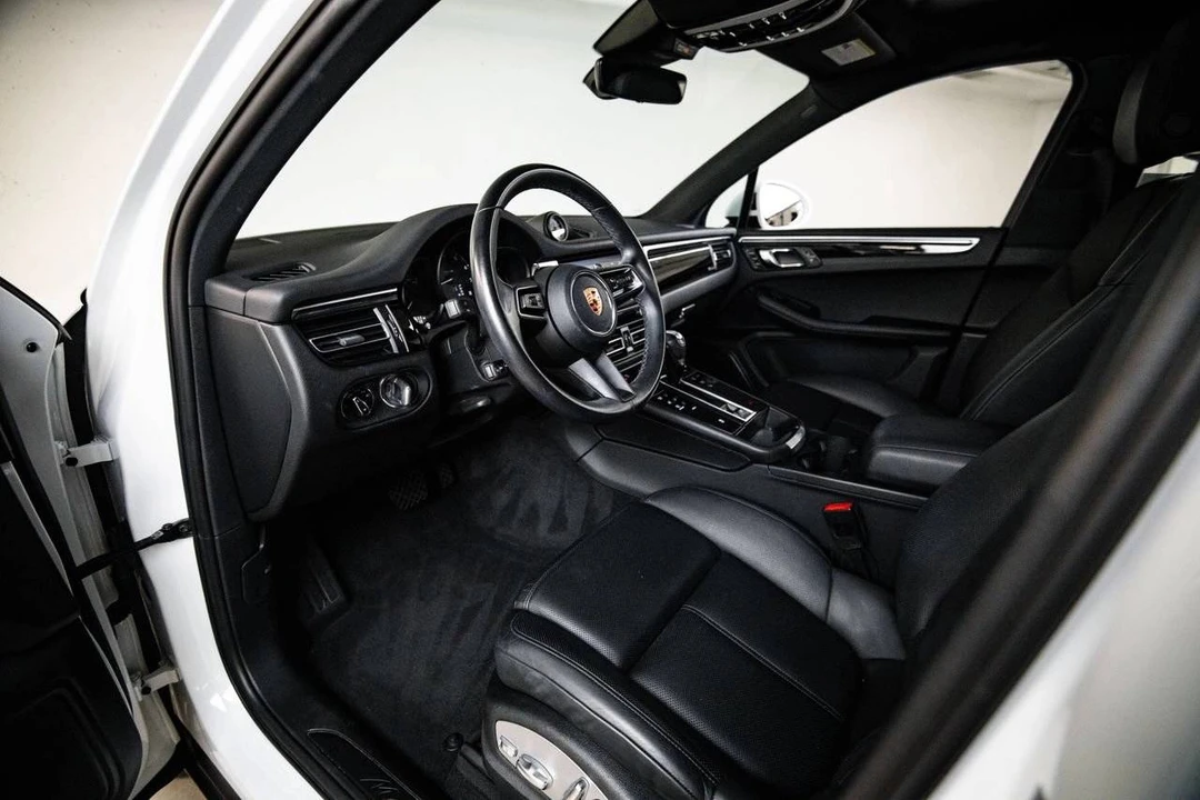 2023 Porsche Macan - Image 4 of 5