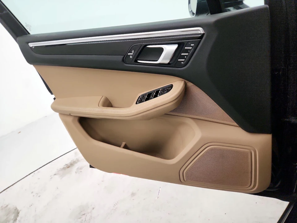 2023 Porsche Macan - Image 13 of 28
