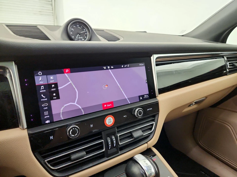2023 Porsche Macan - Image 15 of 28