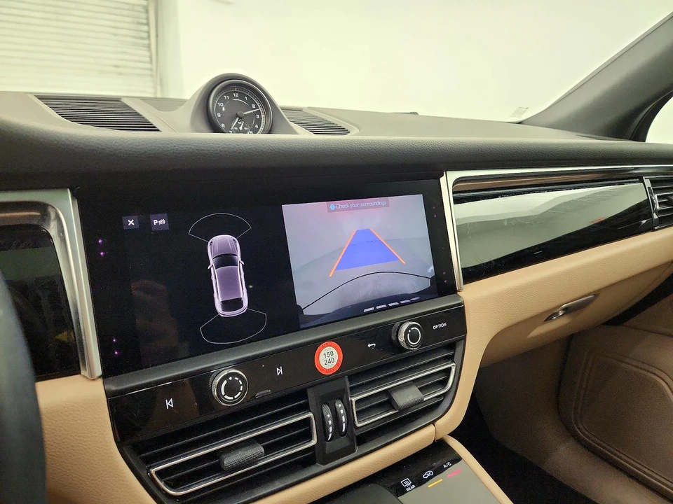 2023 Porsche Macan - Image 16 of 28