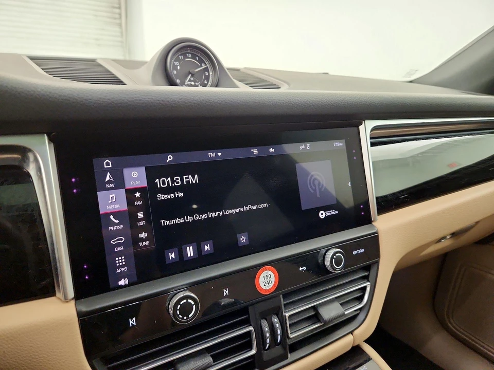 2023 Porsche Macan - Image 17 of 28