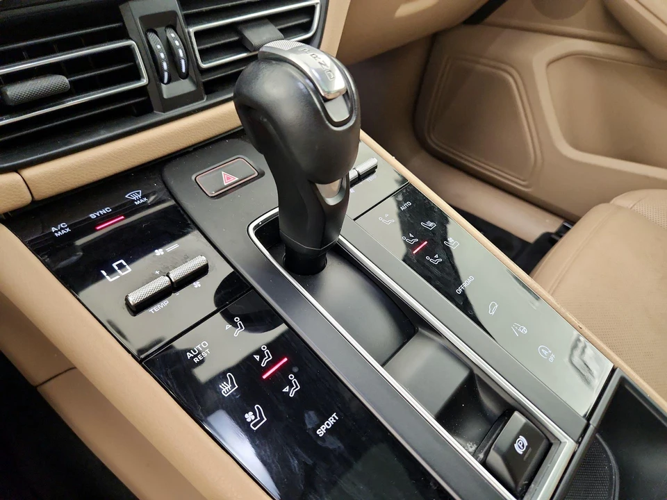2023 Porsche Macan - Image 19 of 28
