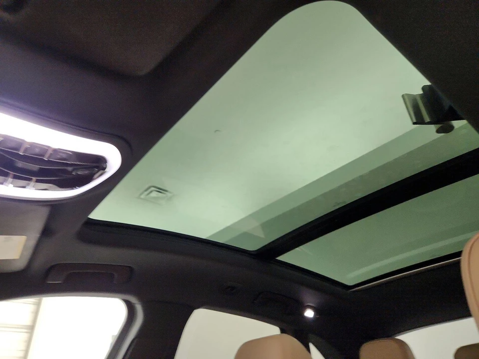 2023 Porsche Macan - Image 21 of 28