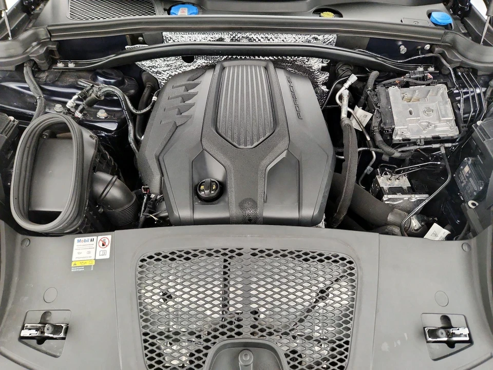2023 Porsche Macan - Image 24 of 28