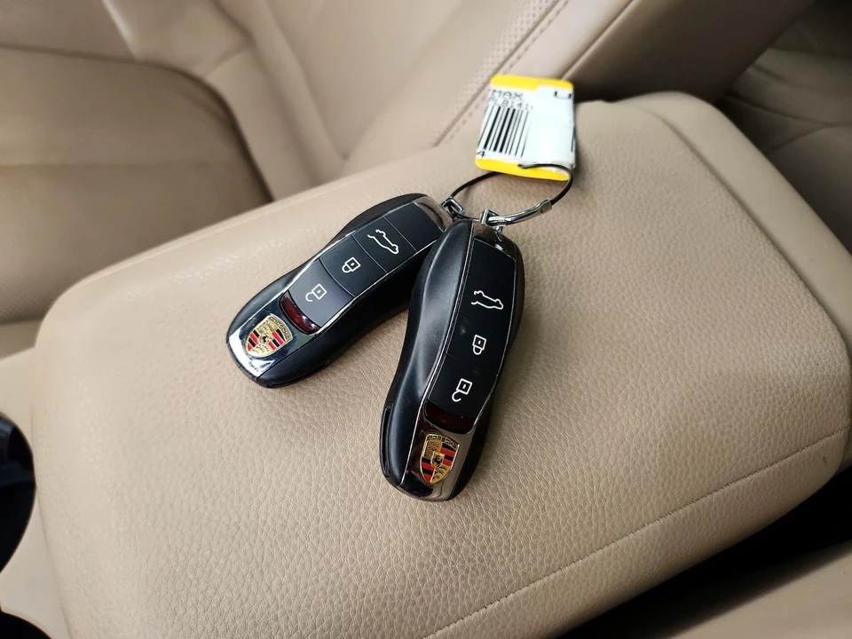 2023 Porsche Macan - Image 25 of 28