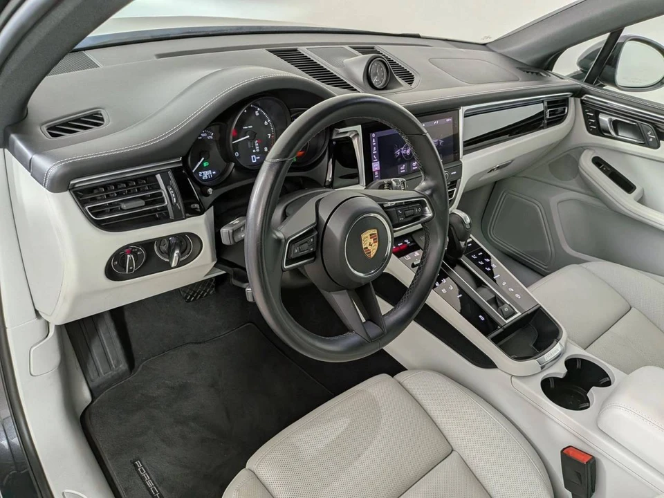 2023 Porsche Macan T - Image 4 of 5