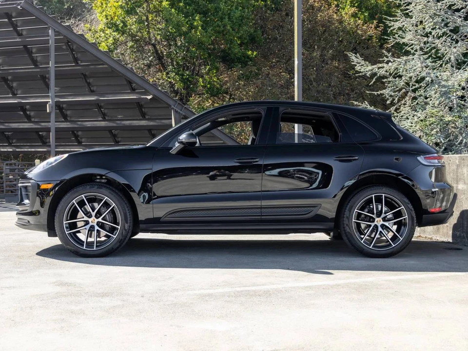 2023 Porsche Macan - Image 2 of 5