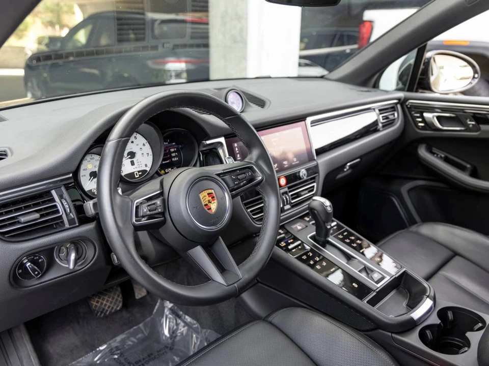 2023 Porsche Macan - Image 4 of 5