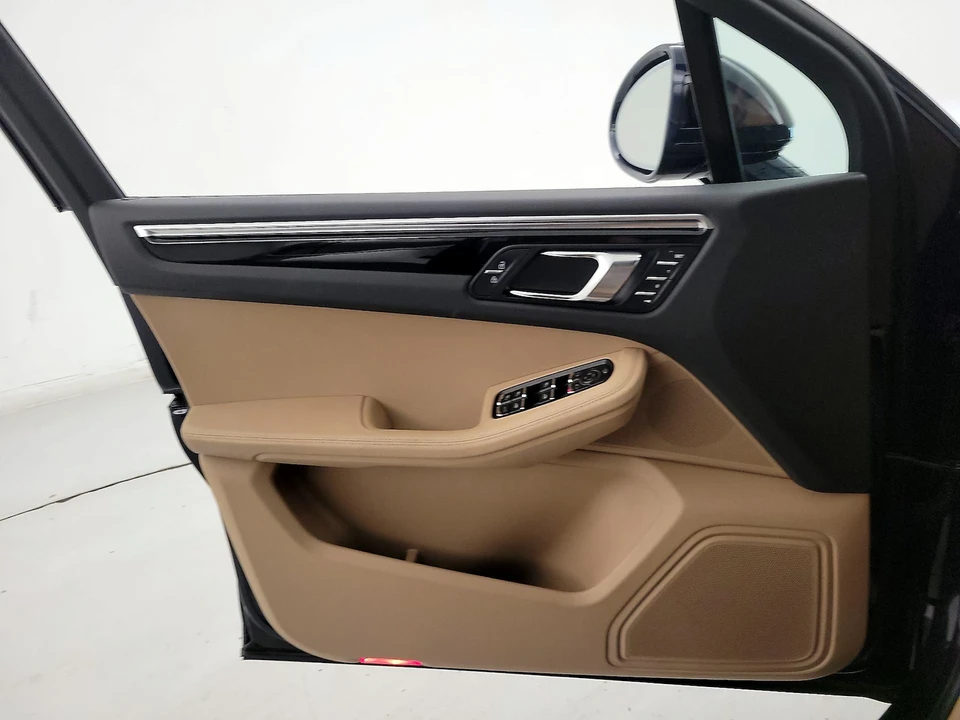 2023 Porsche Macan - Image 13 of 28
