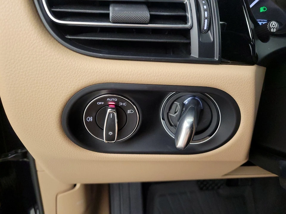 2023 Porsche Macan - Image 14 of 28