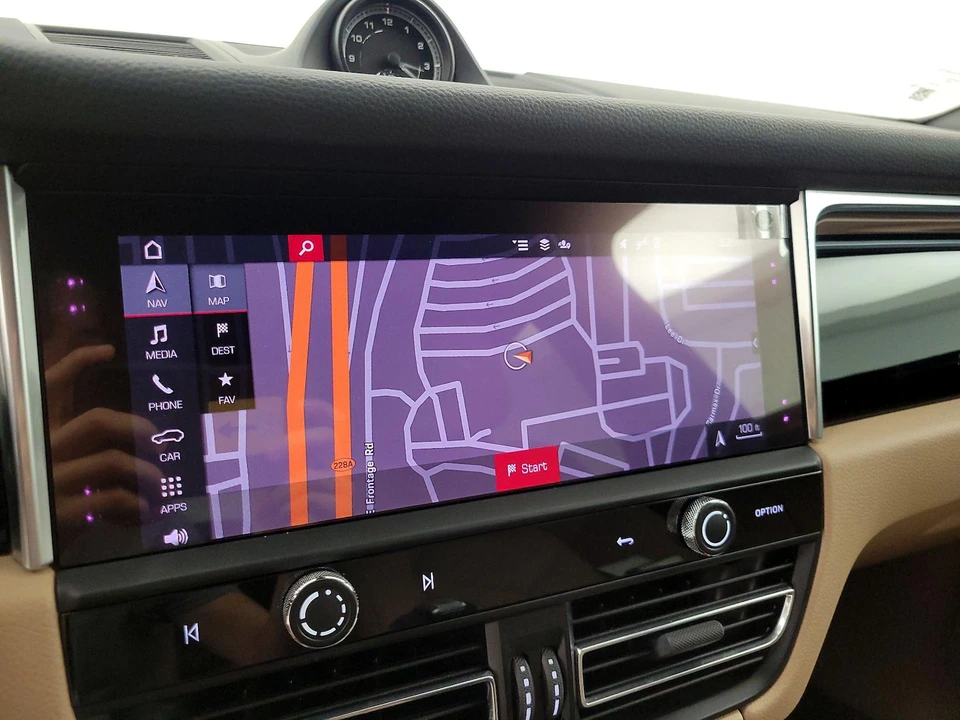 2023 Porsche Macan - Image 15 of 28