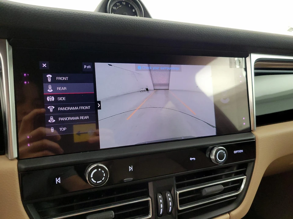 2023 Porsche Macan - Image 16 of 28