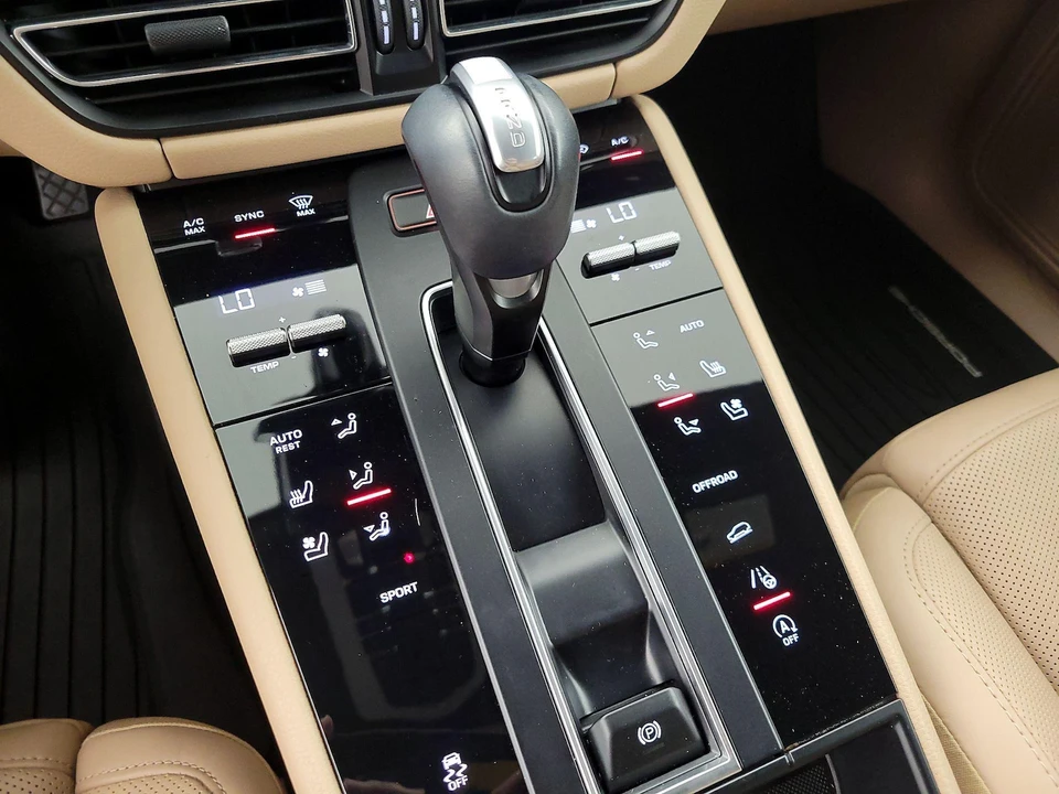 2023 Porsche Macan - Image 18 of 28