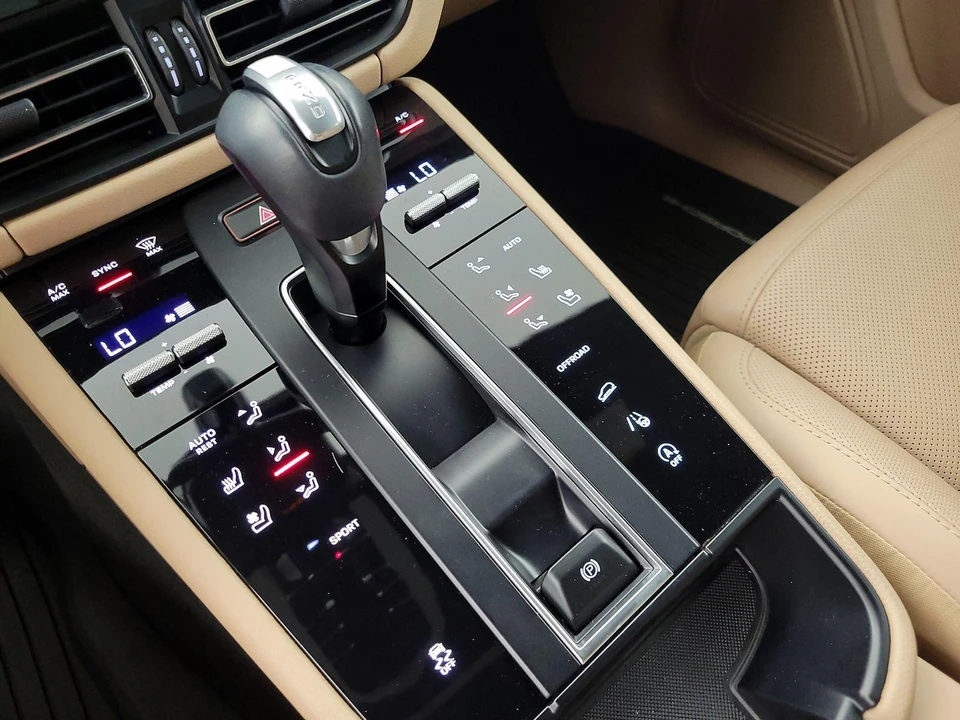 2023 Porsche Macan - Image 19 of 28