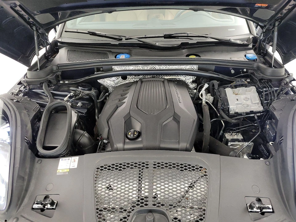 2023 Porsche Macan - Image 24 of 28