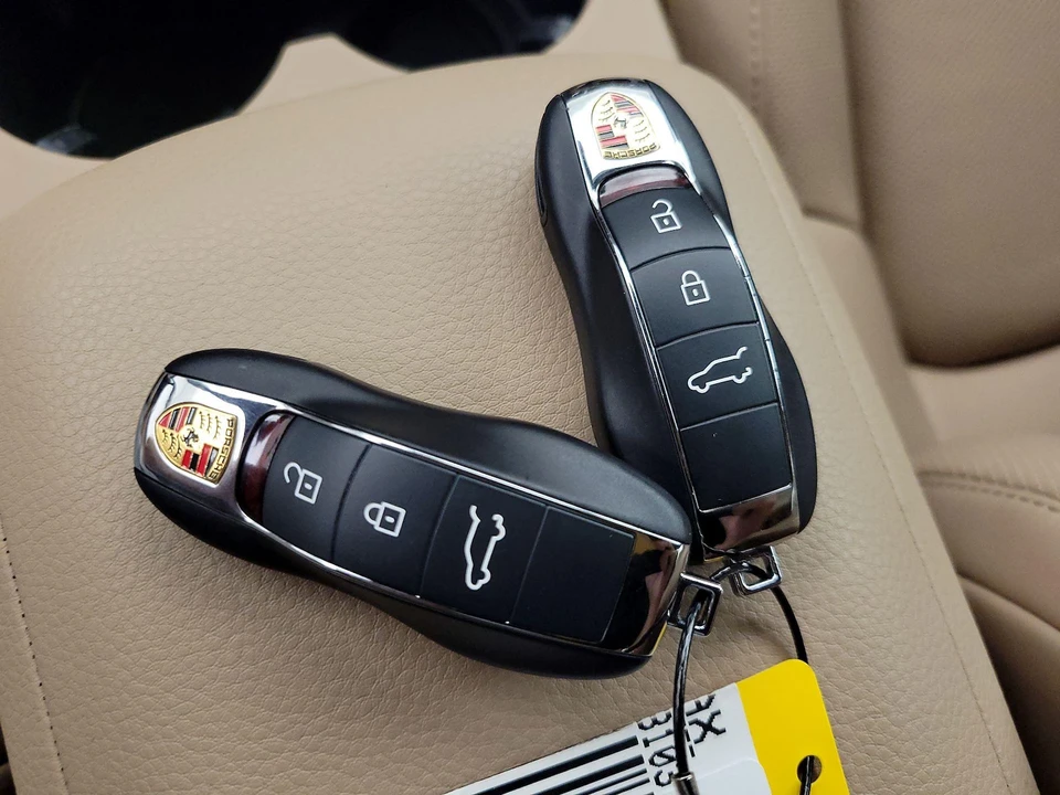 2023 Porsche Macan - Image 25 of 28