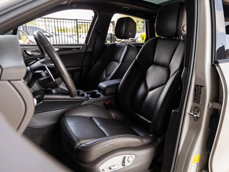 2023 Porsche Macan - Image 4 of 5