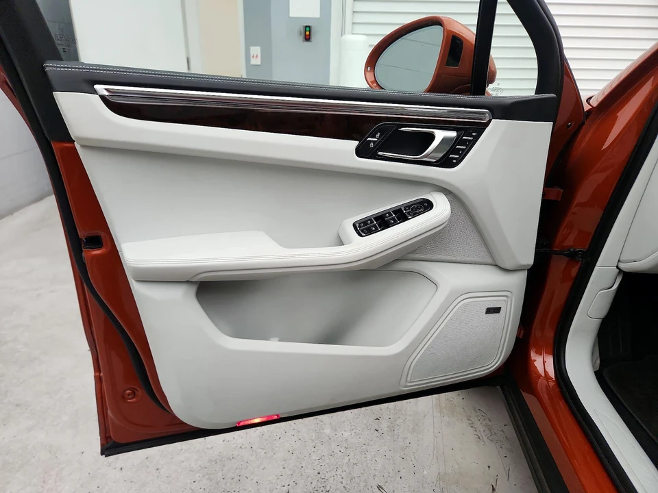 2023 Porsche Macan - Image 13 of 28