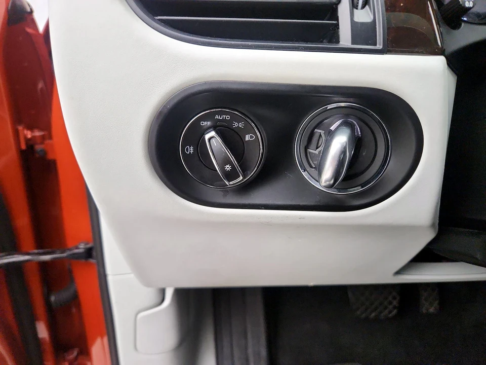 2023 Porsche Macan - Image 14 of 28