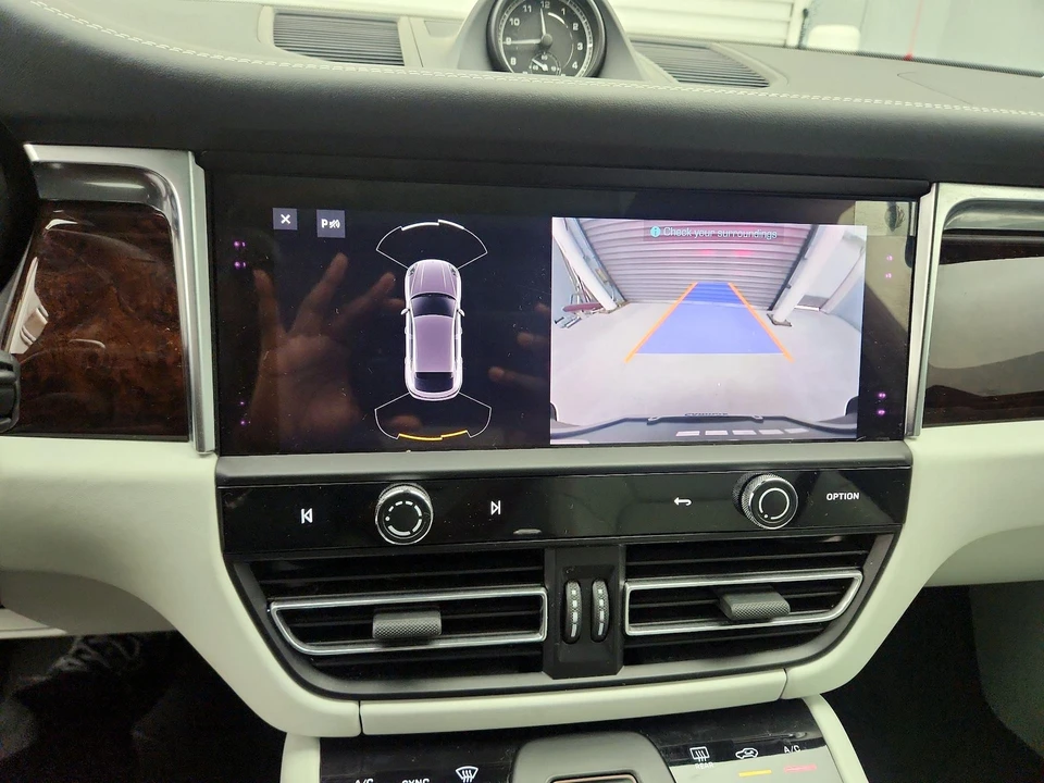2023 Porsche Macan - Image 16 of 28