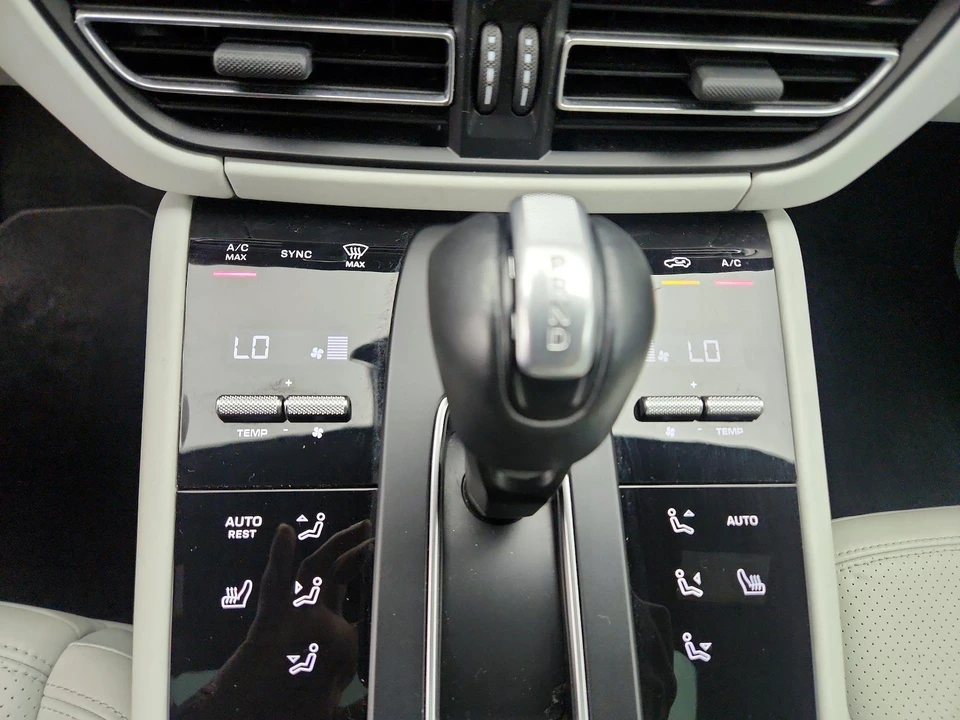 2023 Porsche Macan - Image 18 of 28