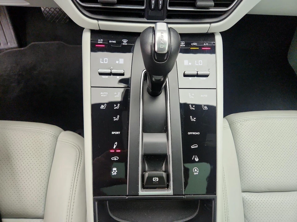 2023 Porsche Macan - Image 19 of 28