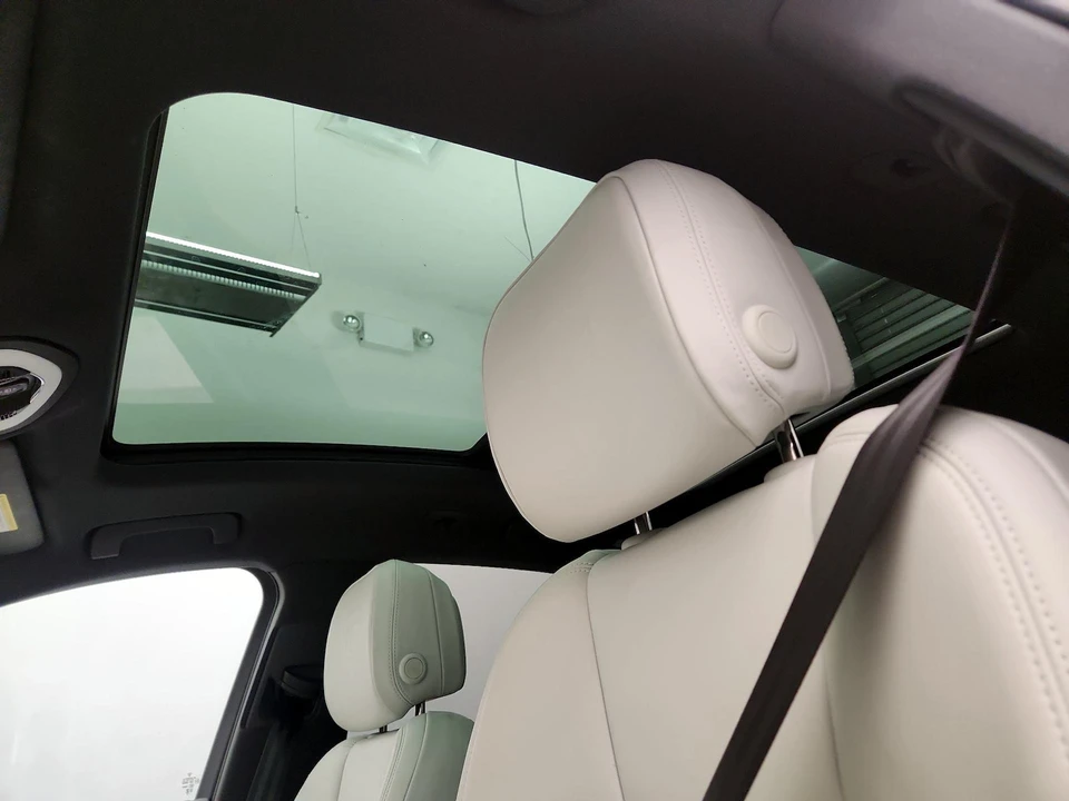 2023 Porsche Macan - Image 21 of 28