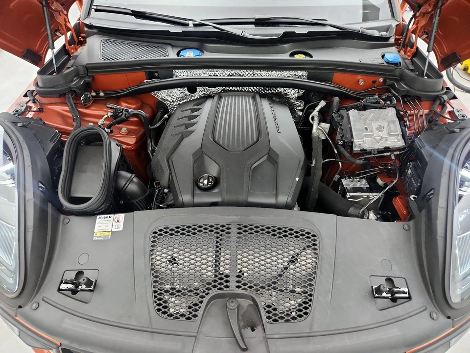 2023 Porsche Macan - Image 24 of 28