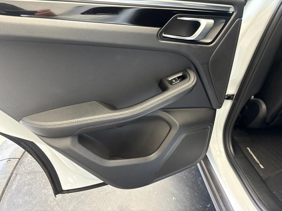 2023 Porsche Macan - Image 18 of 31