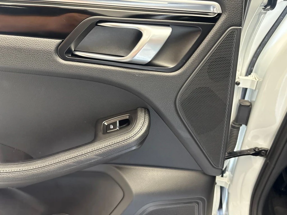 2023 Porsche Macan - Image 19 of 31