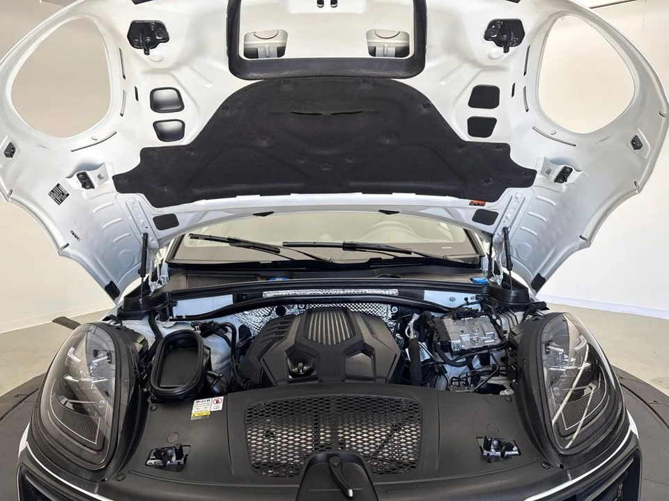 2023 Porsche Macan - Image 13 of 31