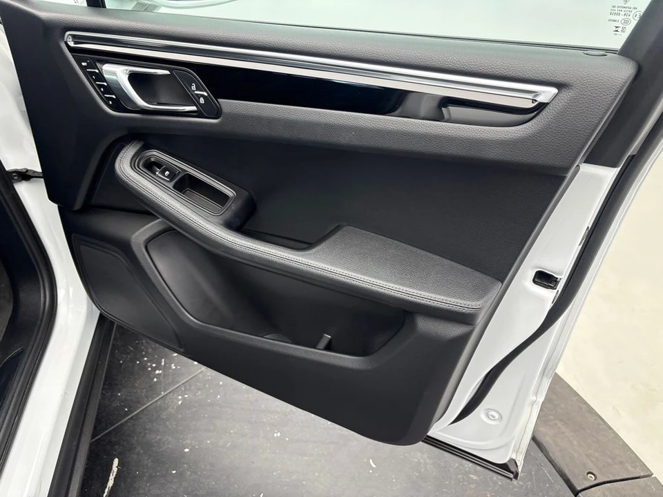 2023 Porsche Macan - Image 23 of 31